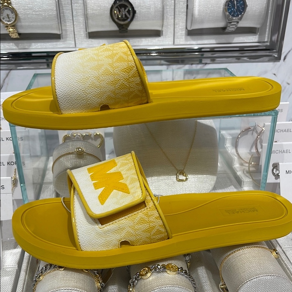 Michael Kors Slide Logo Sandals Palmer Ombré Signature
Daisy Yellow 
NWT